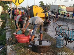 Tangki Minyak Sayur Terguling di Pekalongan, Warga Berebut Tumpahan
