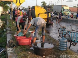 Tangki Minyak Sayur Terguling di Pekalongan, Warga Berebut Tumpahan