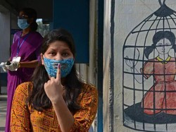 Corona Mengganas, Jutaan Warga India Tetap Antre Pemilu Daerah