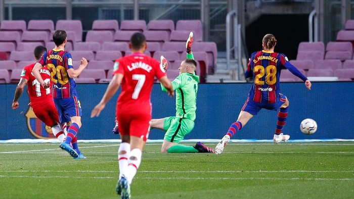 BARCELONA, SPAIN - APRIL 29: Darwin Machis of Granada CF scores their teams first goal past Marc-Andre ter Stegen of FC Barcelona during the La Liga Santander match between FC Barcelona and Granada CF at Camp Nou on April 29, 2021 in Barcelona, Spain. Sporting stadiums around Spain remain under strict restrictions due to the Coronavirus Pandemic as Government social distancing laws prohibit fans inside venues resulting in games being played behind closed doors. (Photo by Eric Alonso/Getty Images)