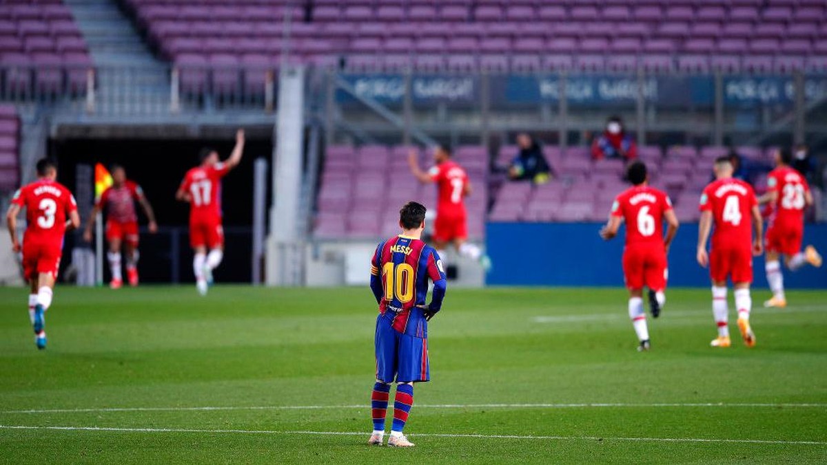 Zinedine Zidane mengatakan dirinya tak senang Barcelona kalah dari Granada (Foto: Getty Images/Eric Alonso)