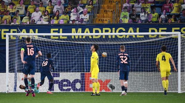 VILLARREAL, SPAIN - APRIL 29: Nicolas Pepe of Arsenal scores their team's first goal from the penalty spot during the UEFA Europa League Semi-final First Leg match between Villareal CF and Arsenal at Estadio de la Ceramica on April 29, 2021 in Villarreal, Spain. Sporting stadiums around Europe remain under strict restrictions due to the Coronavirus Pandemic as Government social distancing laws prohibit fans inside venues resulting in games being played behind closed doors. (Photo by David Ramos/Getty Images)