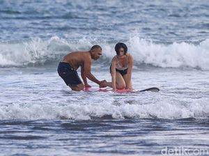 Ngabuburit Sambil Asik Belajar Surfing di Pantai Canggu Ngabuburit Sambil Asik Belajar Surfing di Pantai Canggu