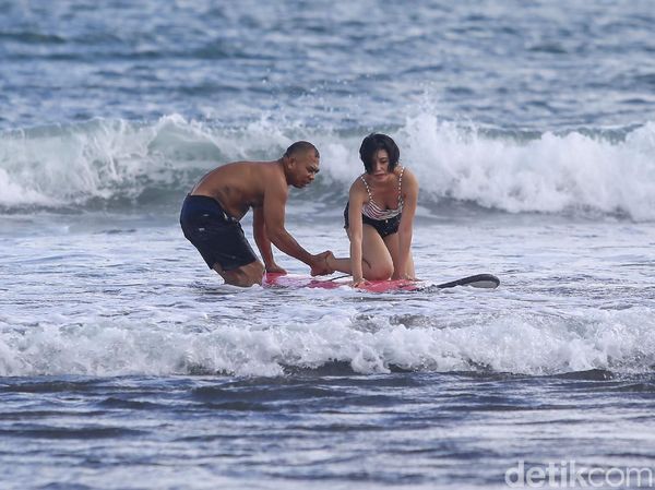 Ngabuburit Sambil Asik Belajar Surfing di Pantai Canggu