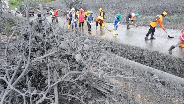 Bersih-bersih Lumpur Erupsi Dieng
