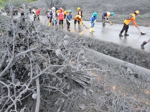 Bersih-bersih Lumpur Erupsi Dieng
