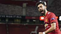 Dilansir dari Daily Star, ada empat pemain yang bisa ringankan tugas Bruno Fernandes di MU dan masih muda-muda (AP/Jon Super)