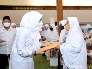 Di Momen Nuzulul Quran, Bupati Ipuk Beri Bantuan Usaha untuk Hafizah