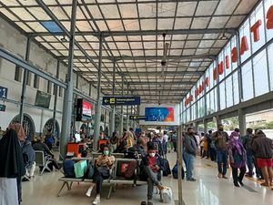 Masa Pengetatan Mudik, Stasiun Pasar Senen Dipadati Penumpang