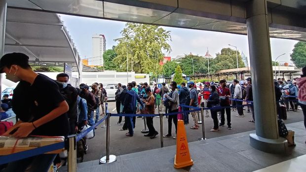 Calon penumpang memadati Stasiun Pasar Senen (Foto: Karin/detikcom)