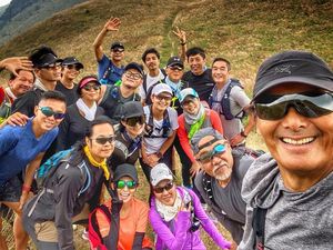 Bro Idaman! Chow Yun Fat Rela Pijat Kaki Teman saat Mendaki Bukit