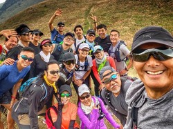 Bro Idaman! Chow Yun Fat Rela Pijat Kaki Teman saat Mendaki Bukit