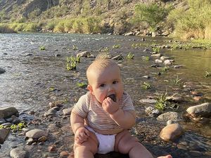 Duh! Ibu Muda Ini Biarkan Anaknya Makan Kerikil hingga Pasir