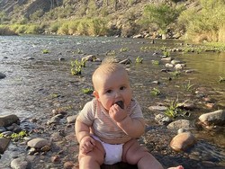 Duh! Ibu Muda Ini Biarkan Anaknya Makan Kerikil hingga Pasir