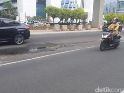 Genangan Masih Ada di Jl HR Rasuna Said Depan Plaza Setia Budi