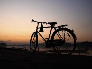 Viral Video Mengharukan Perjuangan Ibu Antar Anak Olimpiade Pakai Sepeda