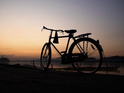 Viral Video Mengharukan Perjuangan Ibu Antar Anak Olimpiade Pakai Sepeda