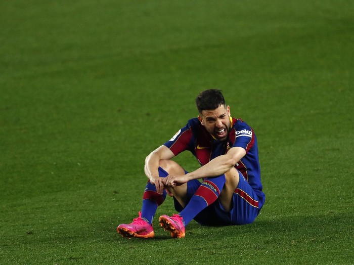 Barcelona's Jordi Alba gestures end of the Spanish La Liga soccer match between FC Barcelona and Granada at the Camp Nou stadium in Barcelona, Spain, Thursday, April 29, 2021. (AP Photo/Joan Monfort)