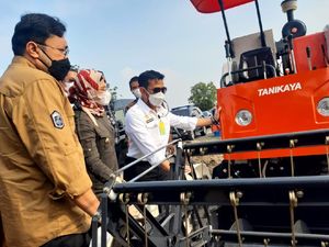 Mentan Serahkan Combine Harvester hingga Traktor ke Petani Indramayu