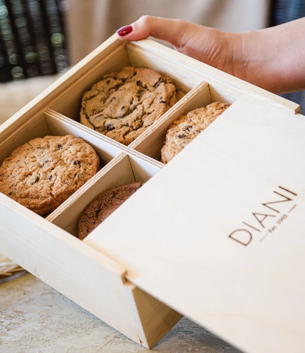 Kamu bisa mengirimkan hampers lebaran dengan mengirimkan kue kering sebagai sajian di meja.