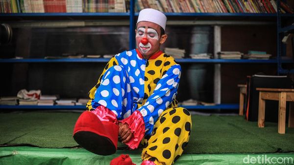 Lebih Dekat dengan Guru Ngaji Berkostum Badut Dari Tangerang