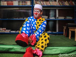 Lebih Dekat dengan Guru Ngaji Berkostum Badut Dari Tangerang