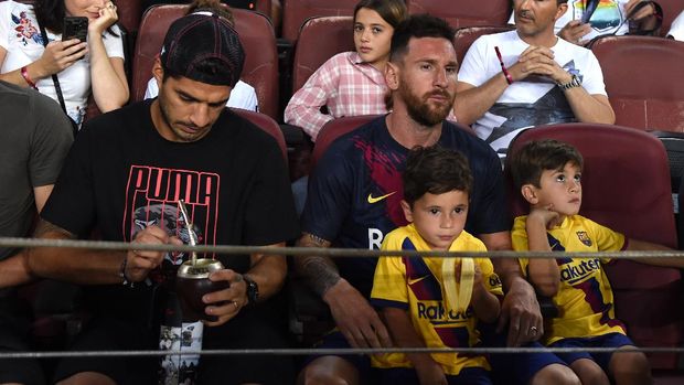 BARCELONA, SPAIN - AUGUST 25: Lionel Messi and Luis Suarez of Barcelona look on prior to the Liga match between FC Barcelona and Real Betis at Camp Nou on August 25, 2019 in Barcelona, Spain. (Photo by Alex Caparros/Getty Images)