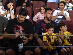 Sebagai Teman, Suarez Cuma Mau Messi Bertahan di Barcelona