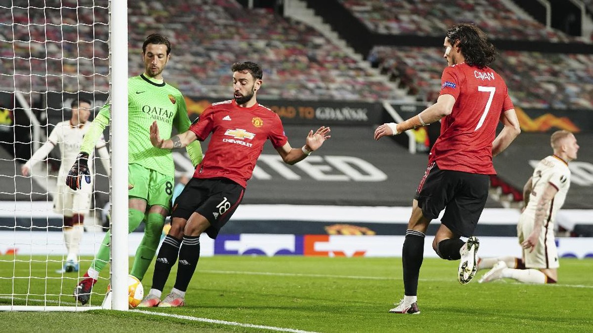 Bruno Fernandes dan Edinson Cavani tampil gemilang di laga Man Utd vs Roma. (Foto: AP/Jon Super)