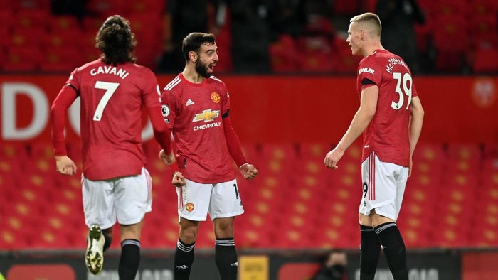 MANCHESTER, ENGLAND - FEBRUARY 06: Bruno Fernandes of Manchester United celebrates with teammates Edinson Cavani and Scott McTominay after scoring their teams second goal during the Premier League match between Manchester United and Everton at Old Trafford on February 06, 2021 in Manchester, England. Sporting stadiums around the UK remain under strict restrictions due to the Coronavirus Pandemic as Government social distancing laws prohibit fans inside venues resulting in games being played behind closed doors. (Photo by Michael Regan/Getty Images)