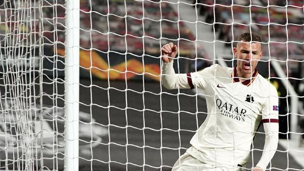 Manchester United vs AS Roma Roma's Edin Dzeko celebrates after scoring his side's second goal during the Europa League semi final, first leg soccer match between Manchester United and Roma at Old Trafford in Manchester, England, Thursday, April 29, 2021. (AP Photo/Jon Super)