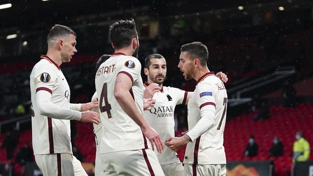 Roma's Lorenzo Pellegrini, right, celebrates with teammates after scoring his side's opening goal during the Europa League semi final, first leg soccer match between Manchester United and Roma at Old Trafford in Manchester, England, Thursday, April 29, 2021. (AP Photo/Jon Super)
