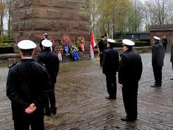 Potret AL Jerman Gelar Upacara Penghormatan Awak KRI Nanggala-402