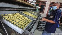 Melihat Pembuatan Kue Kering di Tengah Sepinya Permintaan