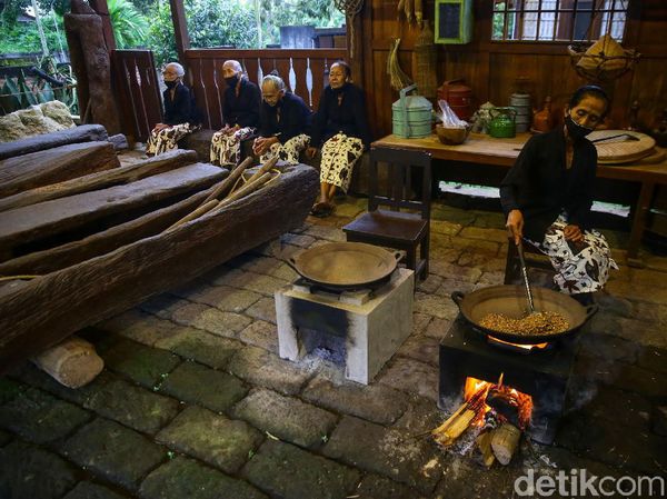 Sore-sore Sruput Kopi di Sanggar Genjah Arum Desa Adat Osing