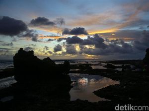 Dear Turis, Jangan Mandi-Selancar Dulu di Pantai Batu Bolong Dear Turis, Jangan Mandi-Selancar Dulu di Pantai Batu Bolong
