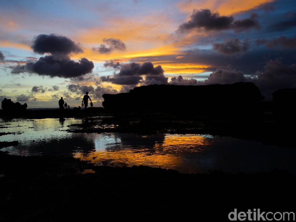 Menikmati Sunset di Pantai Batu Bolong Bali Menikmati Sunset di Pantai Batu Bolong Bali