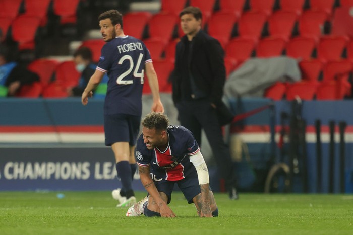 PARIS, FRANCE - APRIL 28: Neymar of Paris Saint-Germain looks dejected during the UEFA Champions League Semi Final First Leg match between Paris Saint-Germain and Manchester City  at Parc des Princes on April 28, 2021 in Paris, France. Sporting stadiums around France remain under strict restrictions due to the Coronavirus Pandemic as Government social distancing laws prohibit fans inside venues resulting in games being played behind closed doors. (Photo by Alex Grimm/Getty Images)