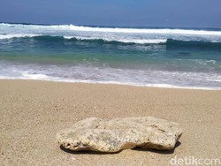 5 Rekomendasi Wisata Pantai Blitar yang Tidak Kalah Menawan