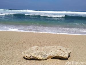 5 Rekomendasi Wisata Pantai Blitar yang Tidak Kalah Menawan 5 Rekomendasi Wisata Pantai Blitar yang Tidak Kalah Menawan