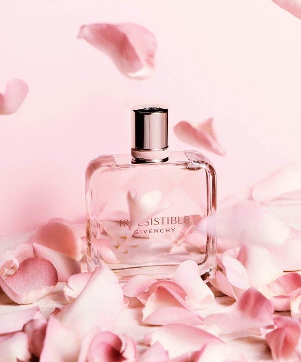 Mengajak orang tersayang dengan tampil segar dan wangi ketika lebaran dengan mengirimkan parfum sebagai hampers.