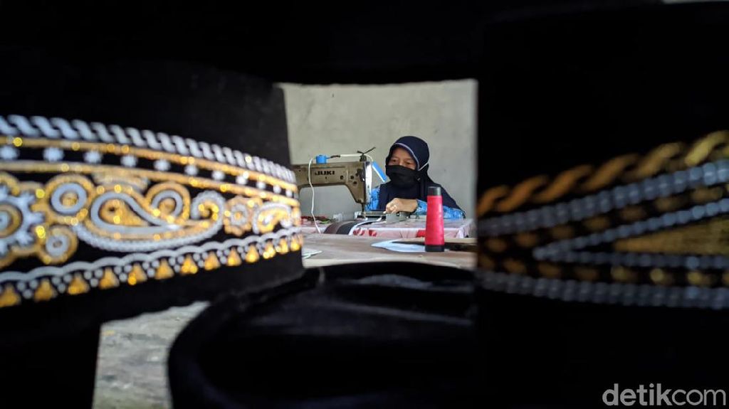 Perjuangan Perajin Peci Bertahan di Tengah Pandemi Perjuangan Perajin Peci Bertahan di Tengah Pandemi