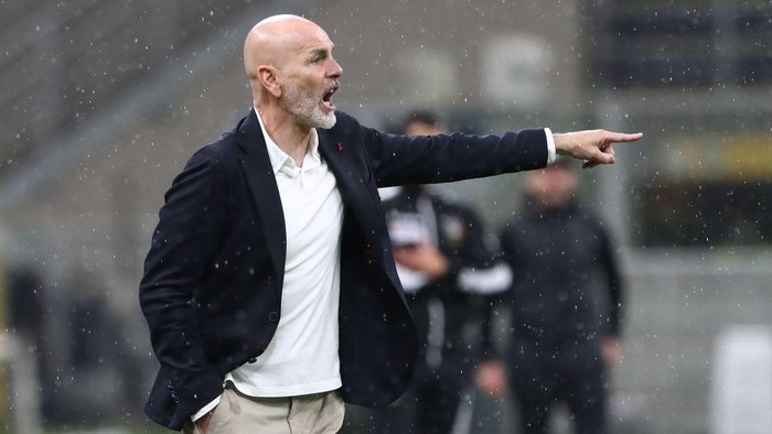 MILAN, ITALY - APRIL 21: AC Milan coach Stefano Pioli issues instructions to his players during the Serie A match between AC Milan and US Sassuolo at Stadio Giuseppe Meazza on April 21, 2021 in Milan, Italy. (Photo by Marco Luzzani/Getty Images)