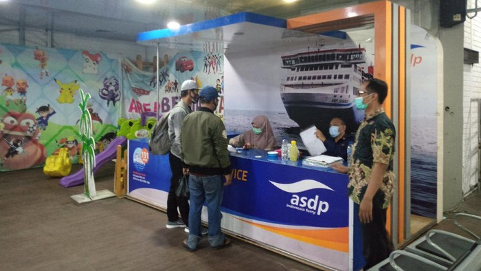 Suasana di Pelabuhan Merak, Banten pada Jumat (30/4/2021) malam