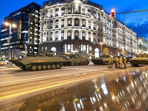 Tank Rusia Turun ke Jalan Jelang Parade Militer Tank Rusia Turun ke Jalan Jelang Parade Militer