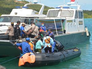 Warga Pesisir-Pulau Terpencil di NTT Divaksin COVID-19 di Atas Kapal