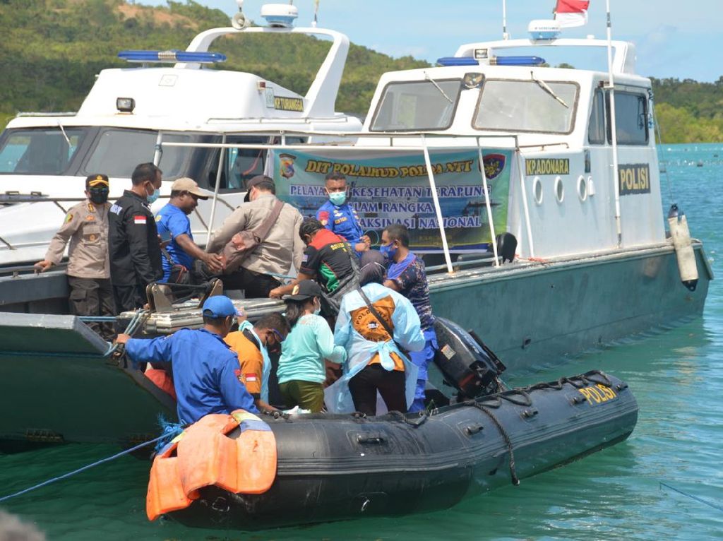 Warga Pesisir-Pulau Terpencil di NTT Divaksin COVID-19 di Atas Kapal Warga Pesisir-Pulau Terpencil di NTT Divaksin COVID-19 di Atas Kapal