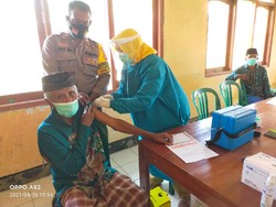 Sukseskan Kampung Sehat NTB, Petugas Jemput Lansia buat Divaksin