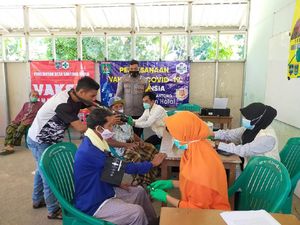 Kepala Dusun di Lombok Utara Antar Jemput Lansia untuk Ikut Vaksinasi