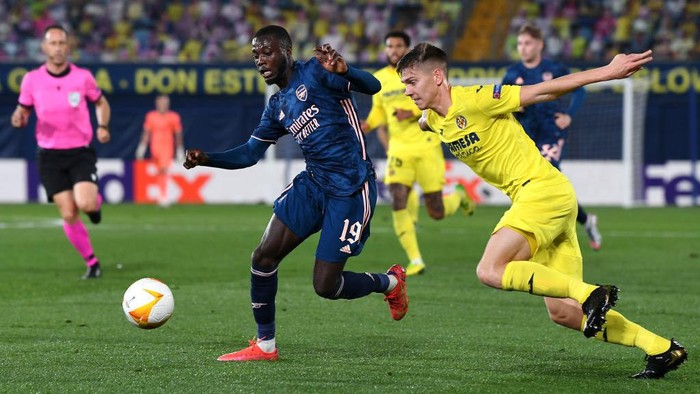 VILLARREAL, SPAIN - APRIL 29: Nicolas Pepe of Arsenal is fouled by Juan Foyth of Villarreal leading to a penalty which is then ruled out following a VAR review during the UEFA Europa League Semi-final First Leg match between Villareal CF and Arsenal at Estadio de la Ceramica on April 29, 2021 in Villarreal, Spain. Sporting stadiums around Europe remain under strict restrictions due to the Coronavirus Pandemic as Government social distancing laws prohibit fans inside venues resulting in games being played behind closed doors. (Photo by David Ramos/Getty Images)